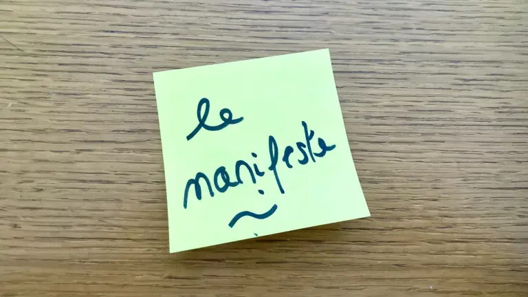 Photo d'un post it sur le bureau de Nicolas écrit avec un gros feutre noir